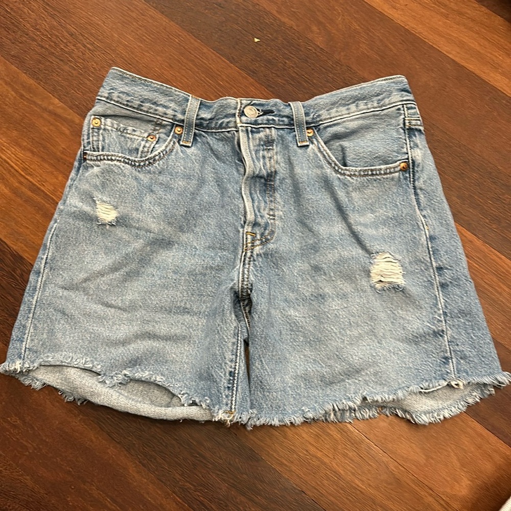 Levi’s mid rise cut off Jean shorts size 27
